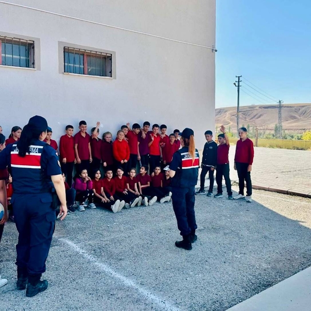 Kırşehir'de köy okullarındaki öğrenciler internet kullanımı hakkında bilgil...