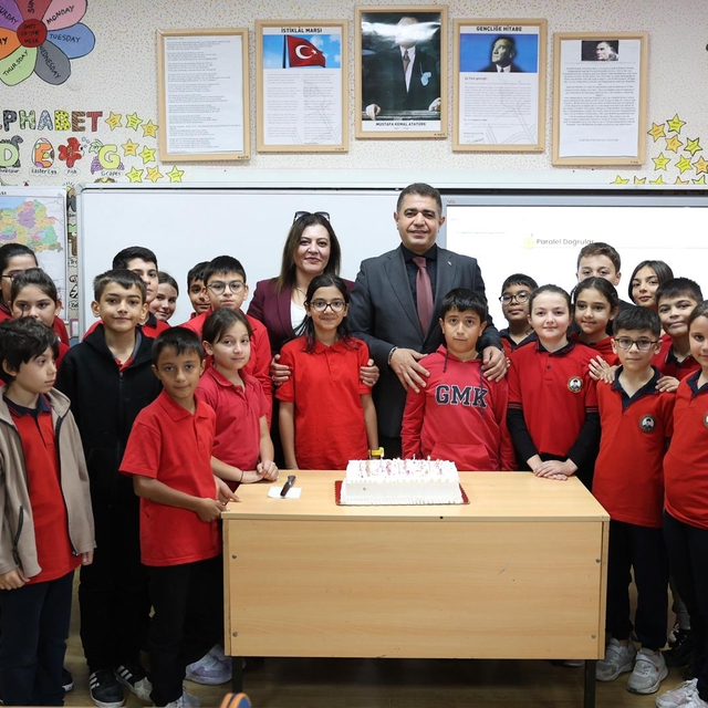 Düzce Valisi Aslan sınıf başkanlığı seçimini kazanan öğrencinin vaadini yer...