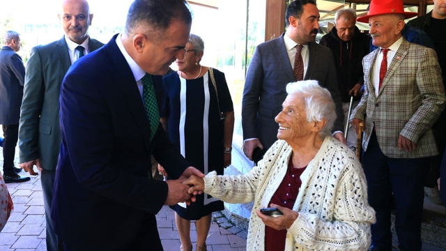 Muğla Valisi Akbıyık, 91 yaşındaki huzurevi sakininin TOGG ile gezme isteğini yerine getirdi