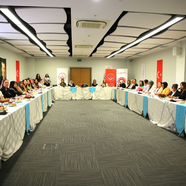 Adana'da "Gönül Elçileri ile Koruyucu Aile Farkındalık Toplantısı" yapıldı