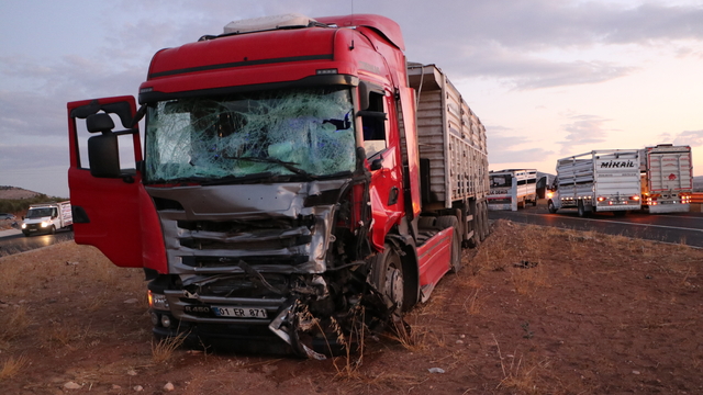 Kilis'te tır ile pikabın çarpıştığı kazada 3 kişi yaralandı