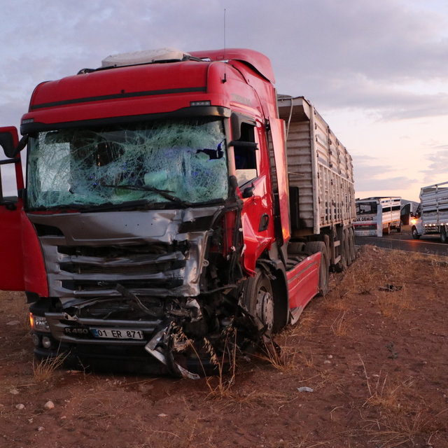 Kilis'te tır ile pikabın çarpıştığı kazada 3 kişi yaralandı