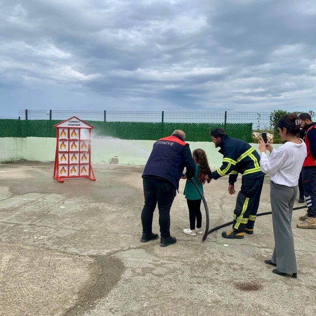 Türkeli'de öğrencilere yangın söndürme teknikleri eğitimi verildi