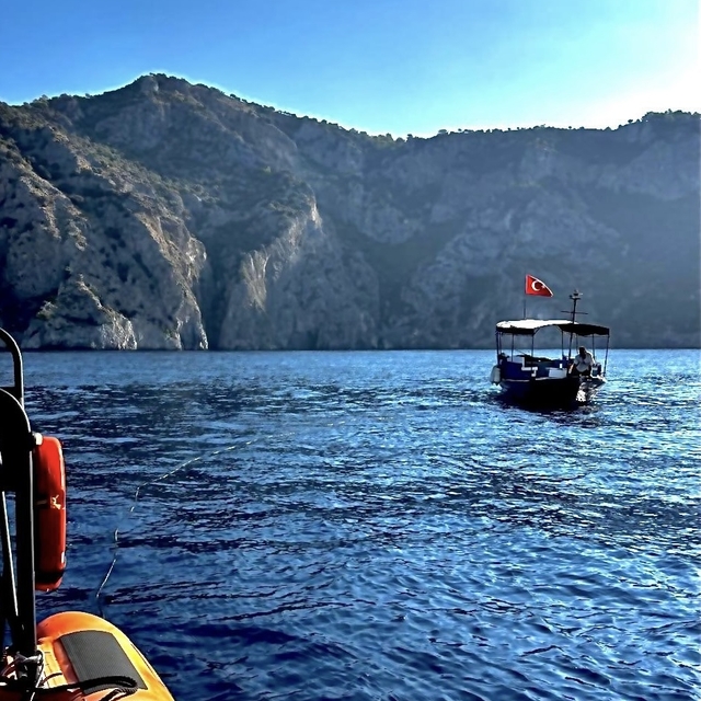 Fethiye açıklarında sürüklenen teknedeki kişi kurtarıldı