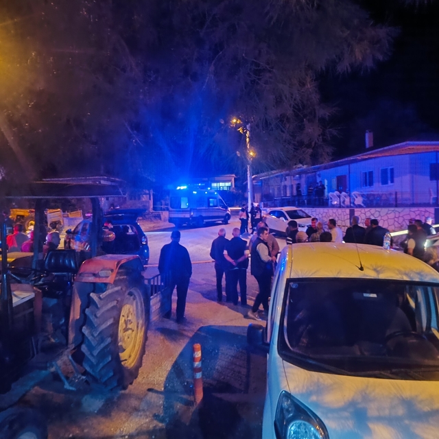 2 arkadaşını köy meydanında tüfekle öldürdü