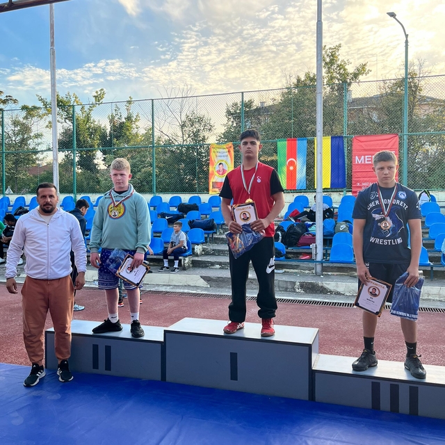 Edirneli güreşçiler, Bulgaristan'daki turnuvadan madalyalarla döndü