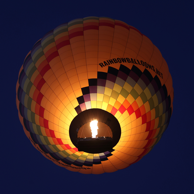 Kapadokya'daki sıcak hava balonları vadilere renk kattı