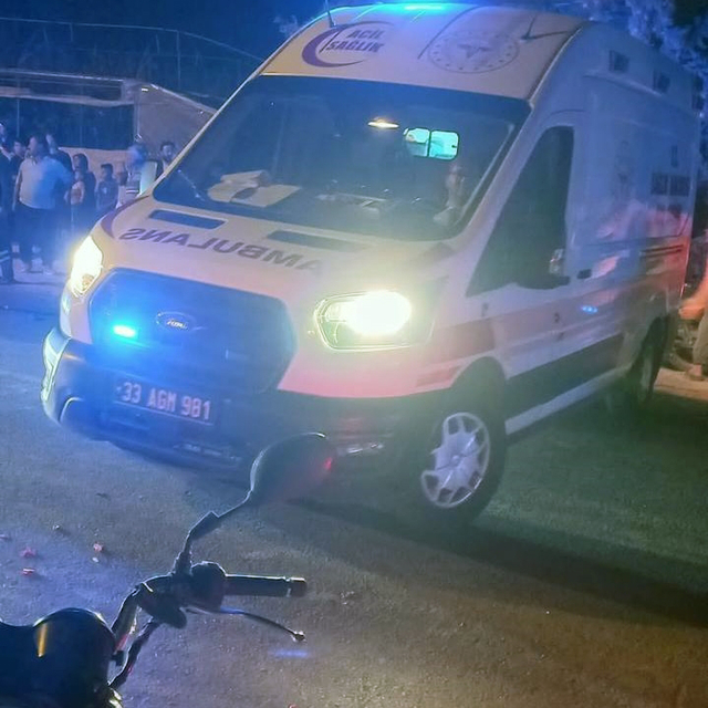 Mersin'de kamyonetle çarpışan motosikletin sürücüsü hayatını kaybetti