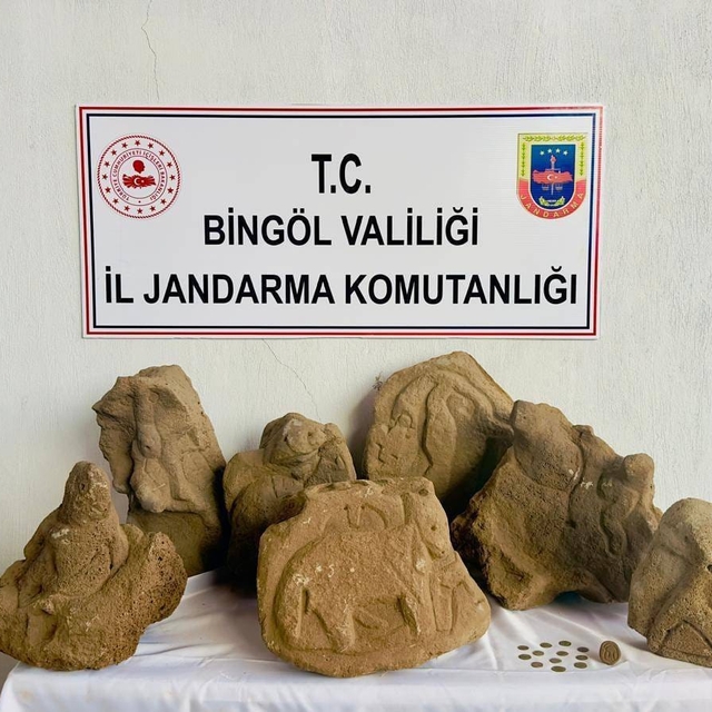 Bingöl'de figür işlemeli 17 kaya parçası ile 12 sikke ele geçirildi