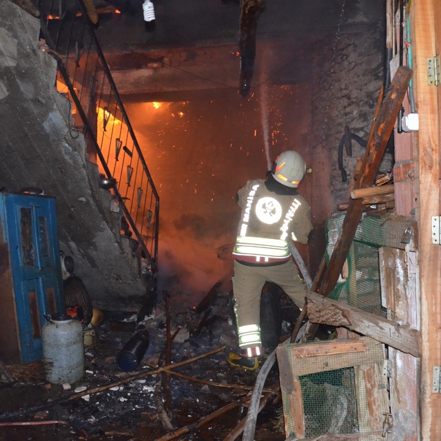 Demirci'de evde çıkan yangın hasara yol açtı