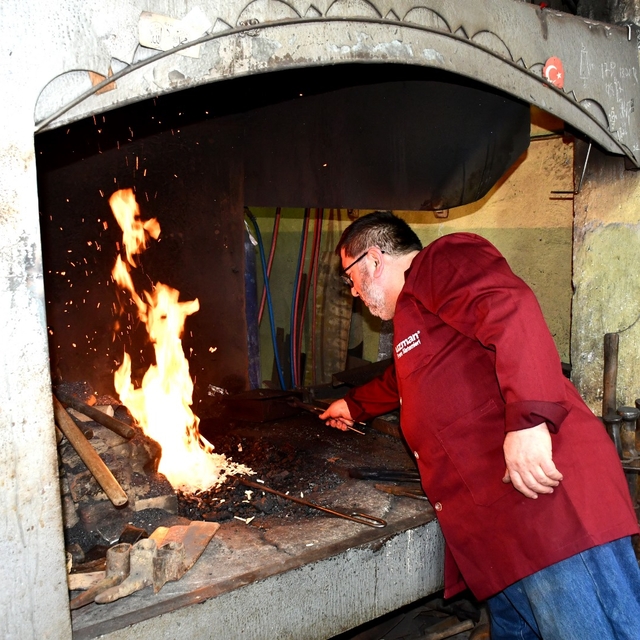 'Ahi esnaf beratı' alan Ahmet Yavuz, 45 yıldır demir dövüyor