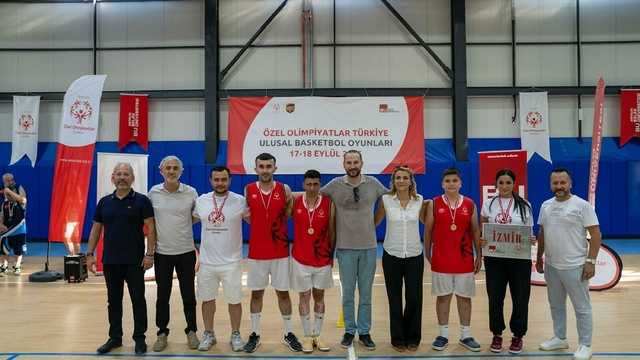 İzmir'in engelli basketbolcuları, tüm maçlarını kazanıp Türkiye şampiyonu oldu