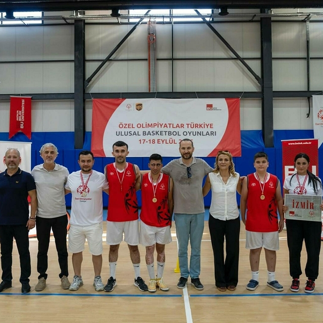 İzmir'in engelli basketbolcuları, tüm maçlarını kazanıp Türkiye şampiyonu o...