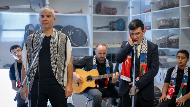 Liseli müzik grubu Küresel Sumud Filosu'na şarkılarıyla selam yolladı