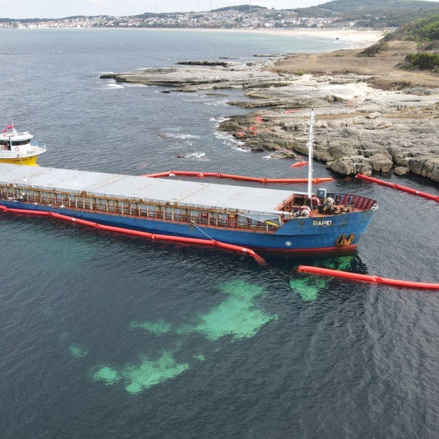 Kocaeli'de karaya oturan kuru yük gemisini kurtarmak için çalışma başlatıla...