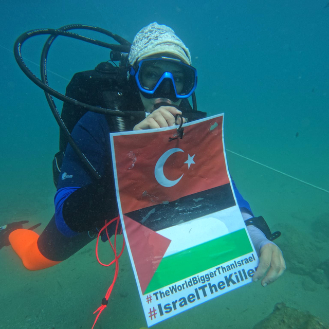 Su altında işaret diliyle Gazze eylemi