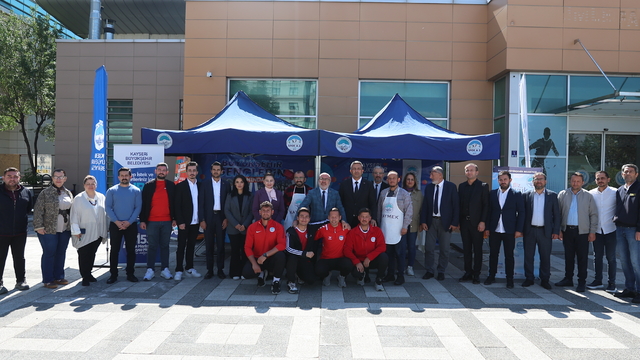 Büyükşehir Belediyesi, KAYÜ'de eğitim görecek öğrencileri stantlarında bilgilendiriyor