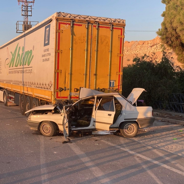 Mersin'de park halindeki tıra çarpan otomobilin sürücüsü yaşamını yitirdi