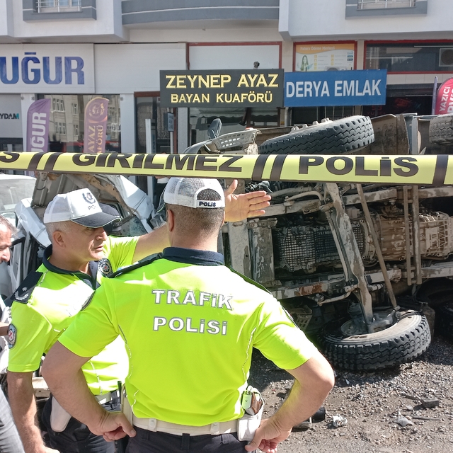 Malatya'da freni arızalanan kamyon, 15 araca çarptı: 5 yaralı (2)