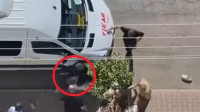 Sokakta bıçaklandı, kaçan saldırganı taşla kovaladı