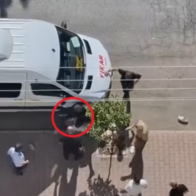 Sokakta bıçaklandı, kaçan saldırganı taşla kovaladı