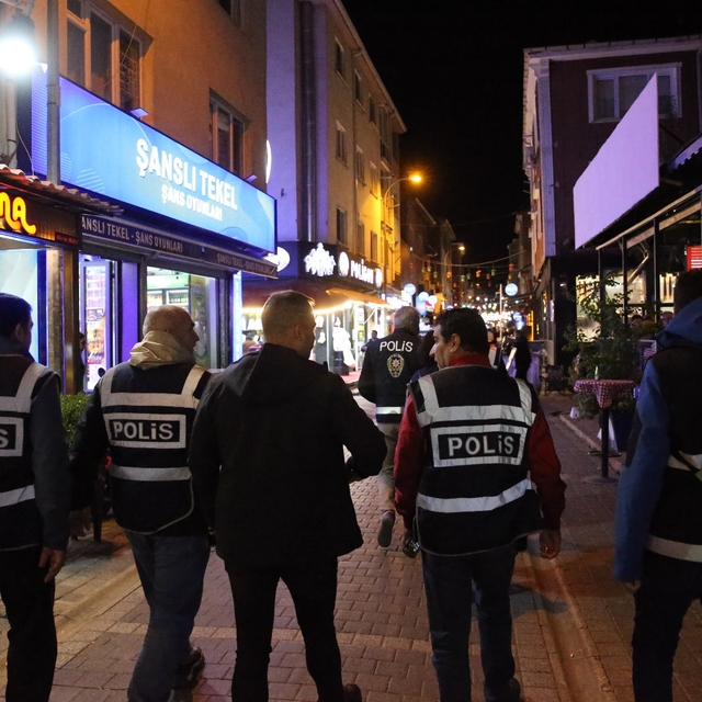 Eskişehir'de 500 polisin katılımıyla asayiş ve trafik uygulaması yapıldı