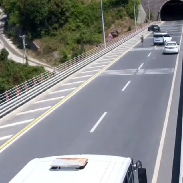 Viyadükte geri manevra yapan otobüs nedeniyle kaza yaptığını iddia edip şik...