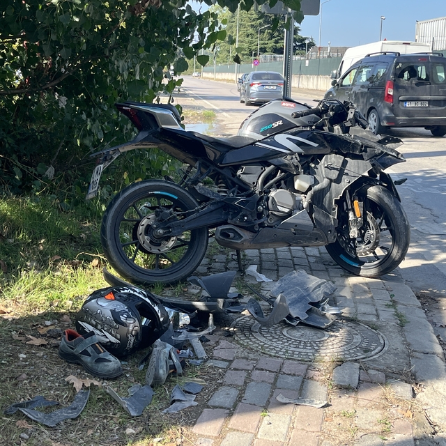 Minibüsle çarpışan motosikletin sürücüsü ağır yaralı