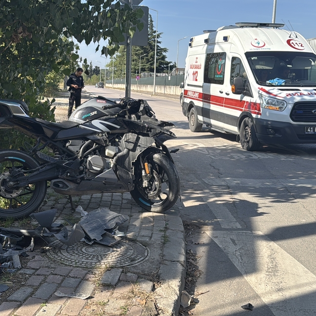 Kocaeli'de panelvanla çarpışan motosikletin sürücüsü ağır yaralandı