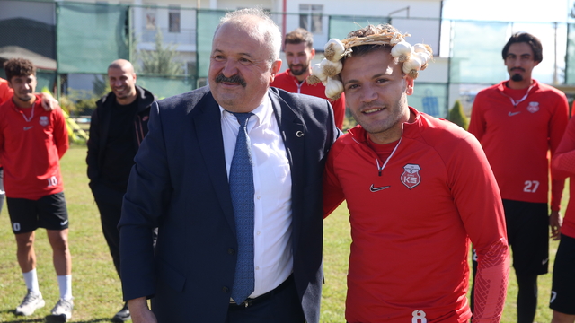 Öğrenciler sarımsaktan yaptıkları taçları Kastamonusporlu futbolculara hediye etti