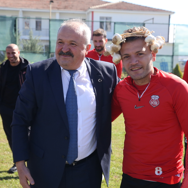 Öğrenciler sarımsaktan yaptıkları taçları Kastamonusporlu futbolculara hedi...