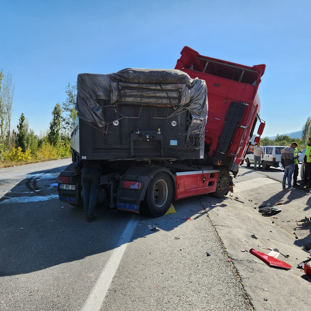 2 TIR çarpıştı; 3'ü ağır, 4 yaralı