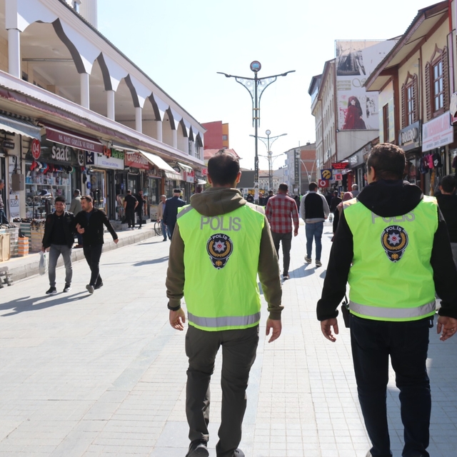 Ağrı'da polis vatandaşların güvenliği için caddelerde denetim yapıyor