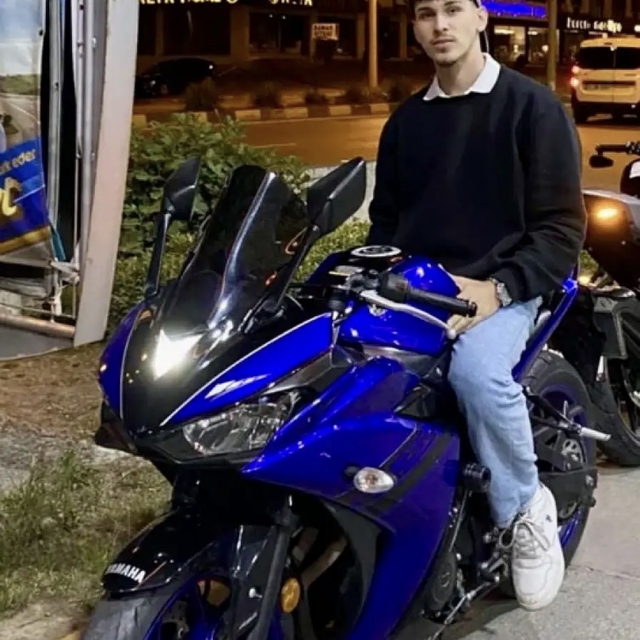 Park halindeki otomobile çarpan motosikletin sürücüsü öldü