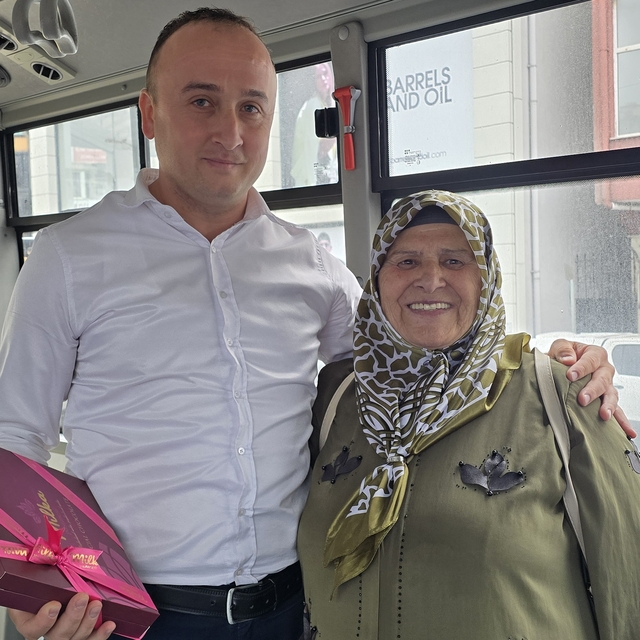 Zonguldak'ta rahatsızlanan yolcusunu evine ulaştıran otobüs şoförüne "teşek...