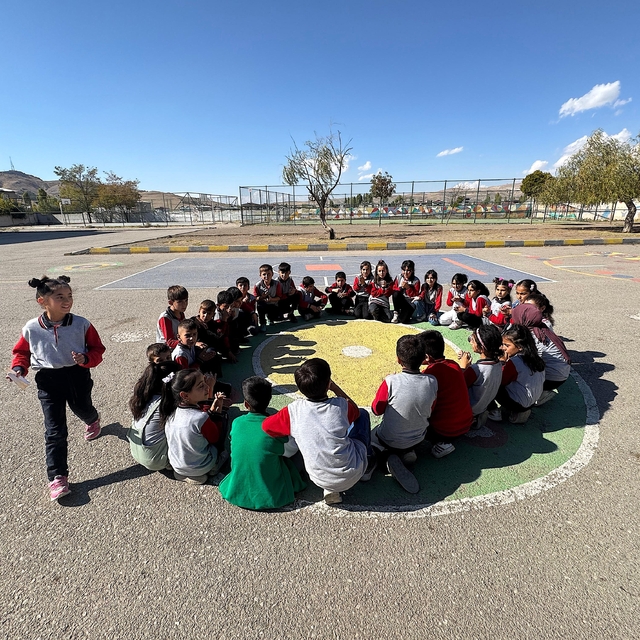Mezranın "tek öğrencisi" Hasret, sınıf arkadaşlarına kavuştu