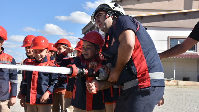 Gümüşhane'de ilkokul öğrencilerine yangın söndürme eğitimi verildi