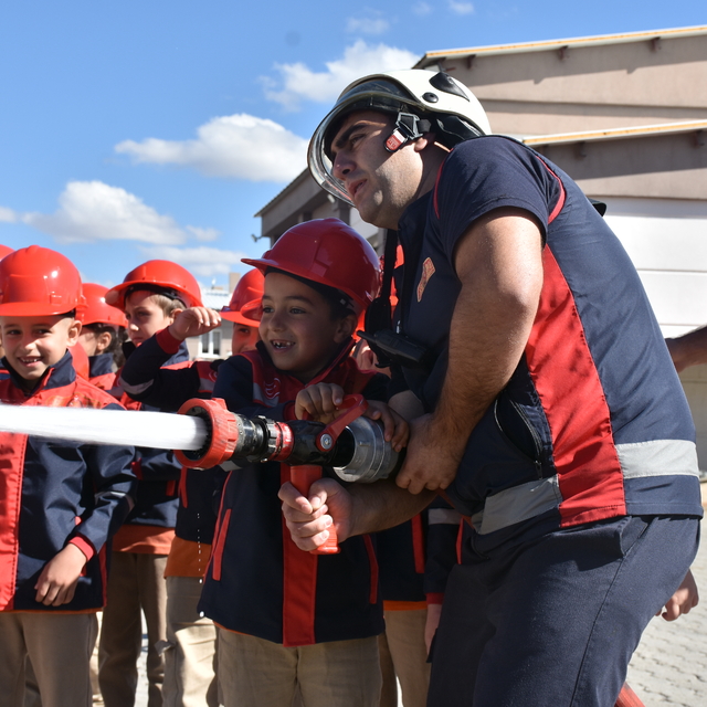 Gümüşhane'de ilkokul öğrencilerine yangın söndürme eğitimi verildi