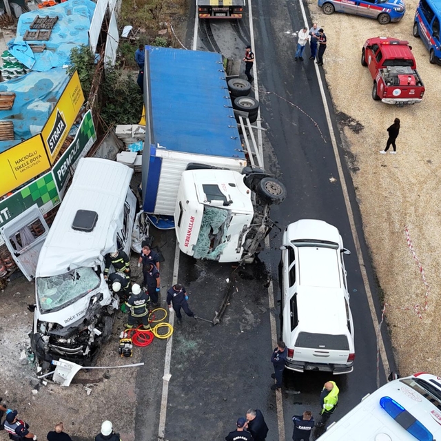Tekirdağ'da 3 kişinin öldüğü, 9 kişinin yaralandığı kazada kamyon şoförü tu...