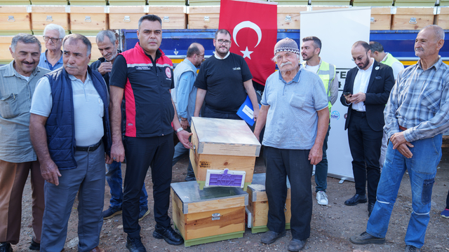 İzmir'de orman yangınlarından etkilenen bölgelerde arı kovanı dağıtıldı