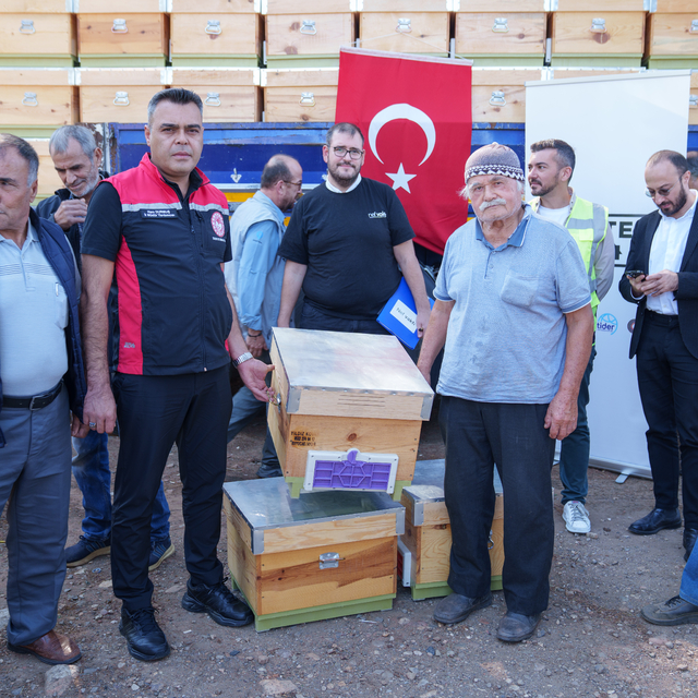 İzmir'de orman yangınlarından etkilenen bölgelerde arı kovanı dağıtıldı