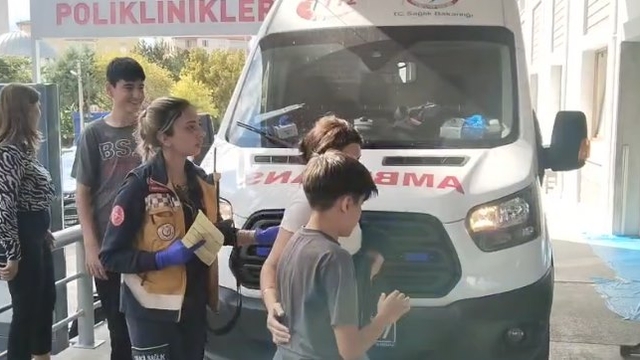 Okulda rahatsızlanan 12 öğrenci gıda zehirlenmesi şüphesiyle hastaneye kaldırıldı