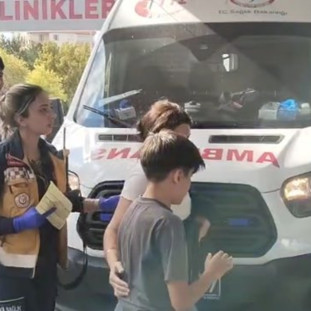 Okulda rahatsızlanan 12 öğrenci gıda zehirlenmesi şüphesiyle hastaneye kald...
