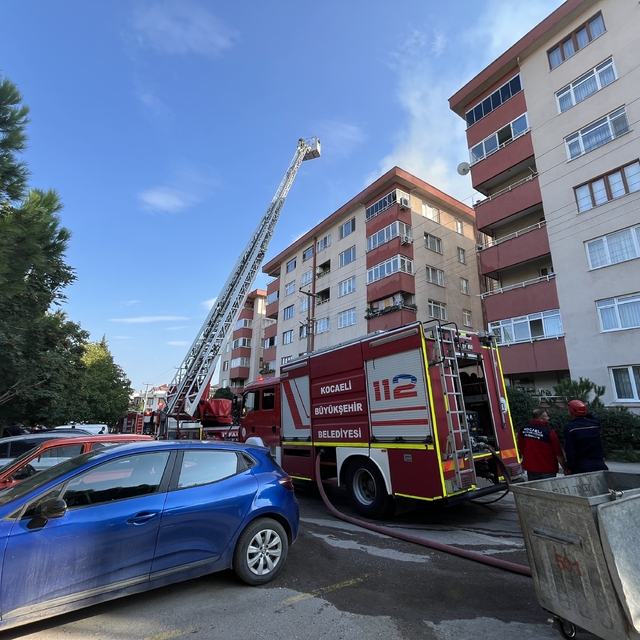 Kocaeli'de apartmanın çatısında çıkan yangın söndürüldü