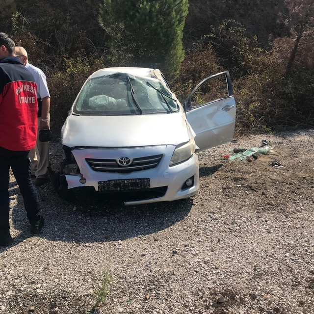 Balıkesir'de otomobilin şarampole devrildiği kazada 3 kişi yaralandı