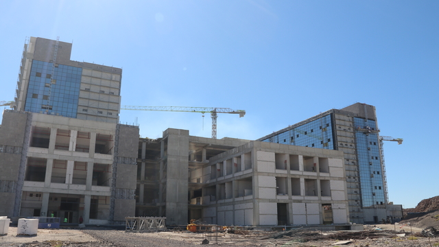 Diyarbakır İl Sağlık Müdürü Asiltürk, yapımı süren Şehir Hastanesinde incelemelerde bulundu