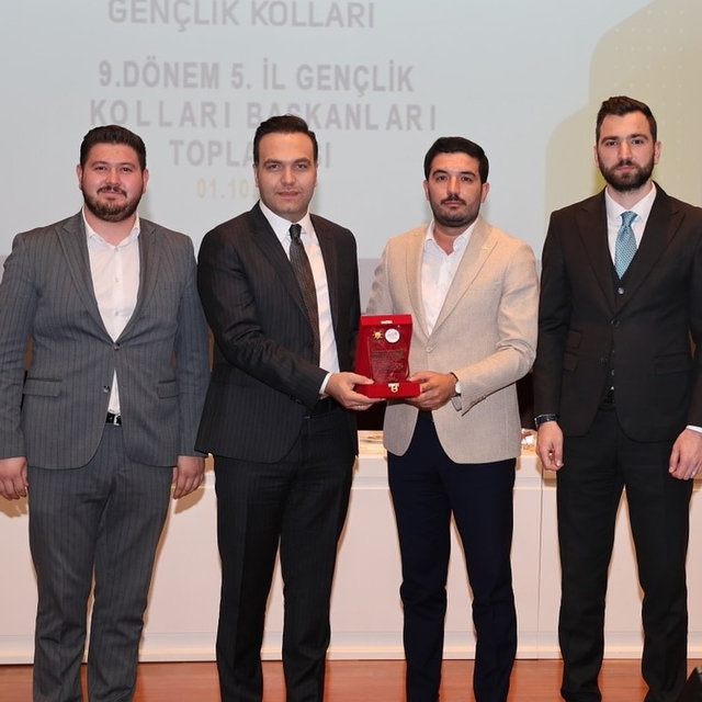 AK Parti Antalya İl Gençlik Kolları'na başarılı performanstan dolayı plaket...