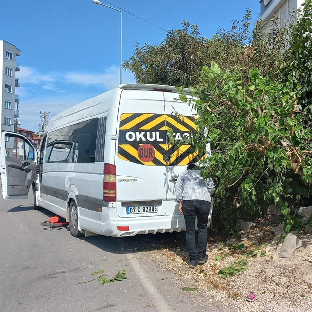 Antalya'da okul servisinin çarptığı 8 yaşındaki çocuk ağır yaralandı