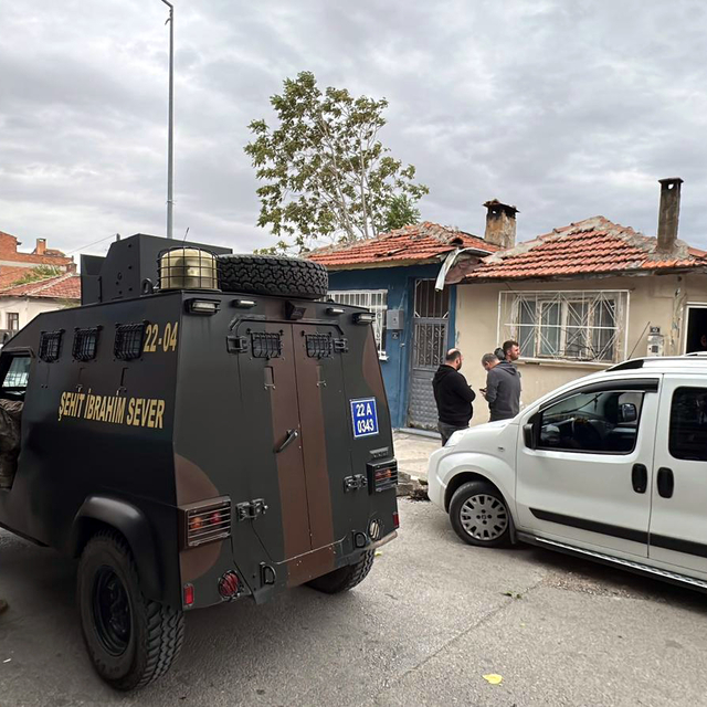 Edirne'de bir evde 15 kaçak göçmen ile 4 FETÖ şüphelisi yakalandı