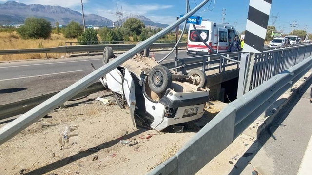 Konya'da devrilen otomobildeki 2 kişi yaralandı